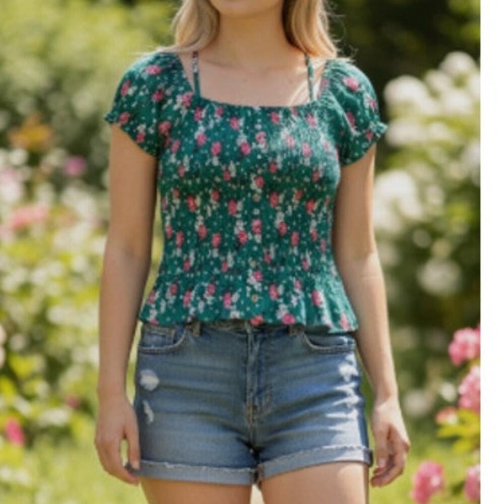 CraveFame Ditsy Chicks Floral Smocked Top size Small